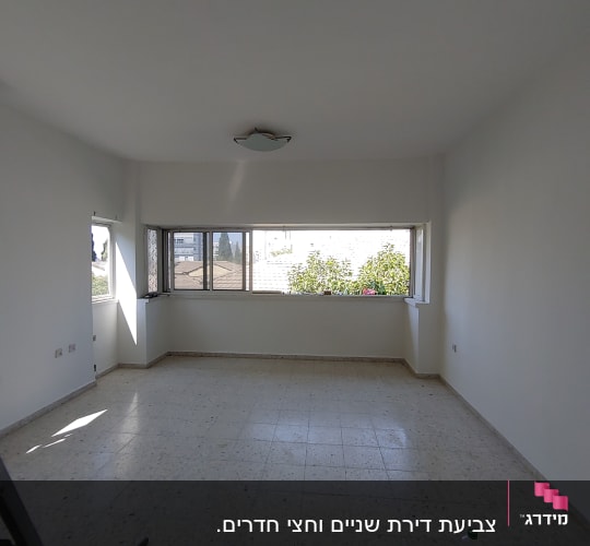 חדר ריק עם קירות צבועים בלבן וכלי עבודה על הרצפה